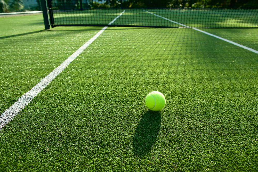 Quelles sont les différentes étapes administratives avant de commencer la construction d’un court de tennis à Cannes ?