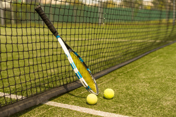 Comment le choix des matériaux affecte-t-il la durabilité de la construction d’un court de tennis à Cannes ?