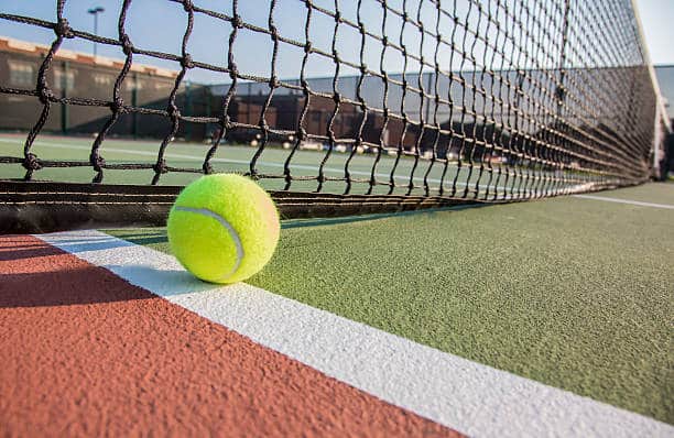 Comment la réglementation acoustique influence-t-elle la construction d’un court de tennis à Cannes ?