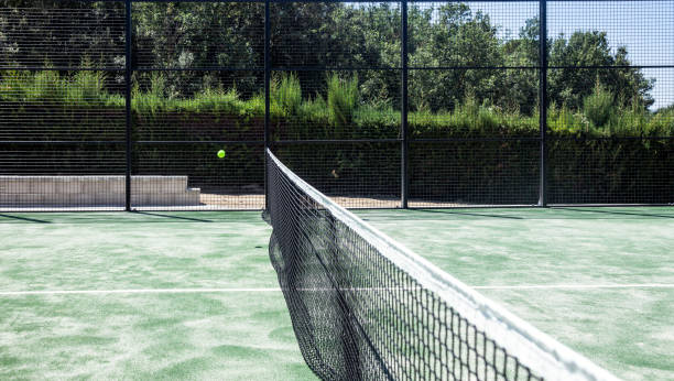 Quelle est la durée de vie estimée d’un court de tennis bien construit à Cannes ?