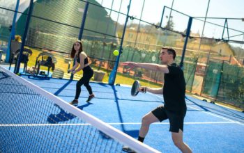 Les jeunes de quartiers défavorisés manquent souvent d’installations sportives adaptées. En effet, peu de courts de Tennis