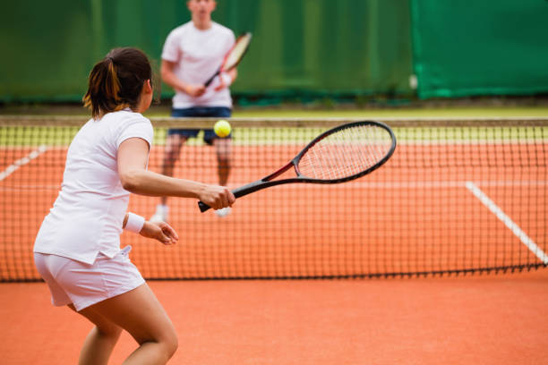 Quelle est la meilleure solution pour gérer la poussière sur un court de tennis à Nice après sa construction ?
