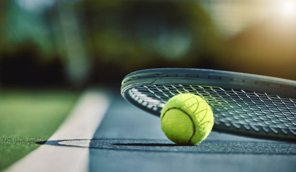 Quels équipements intégrer dans une construction court de tennis à Paris moderne ?
