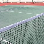 Tout d’abord, une maintenance régulière permet de garder le revêtement du court en excellent état. En effet, les surfaces
