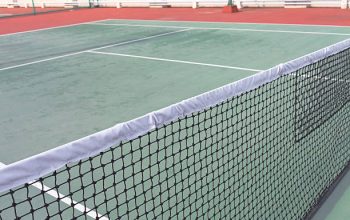 Tout d’abord, une maintenance régulière permet de garder le revêtement du court en excellent état. En effet, les surfaces