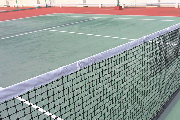 Tout d’abord, une maintenance régulière permet de garder le revêtement du court en excellent état. En effet, les surfaces