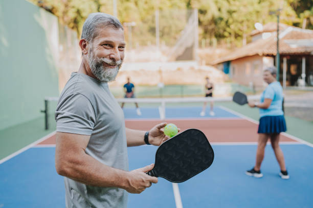 Combien de temps faut-il prévoir pour un chantier complet avec Constructeur court de pickleball ?