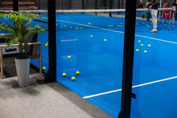 Quelles méthodes utilise un constructeur court de padel pour assurer une surface parfaitement plane ?