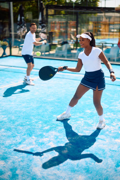 Un constructeur court de padel peut-il adapter le projet à un terrain déjà existant ?