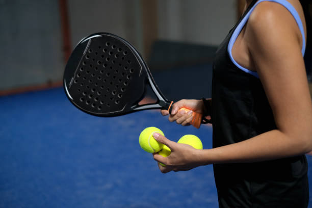 Un constructeur court de padel propose-t-il des structures résistantes aux conditions climatiques extrêmes ?
